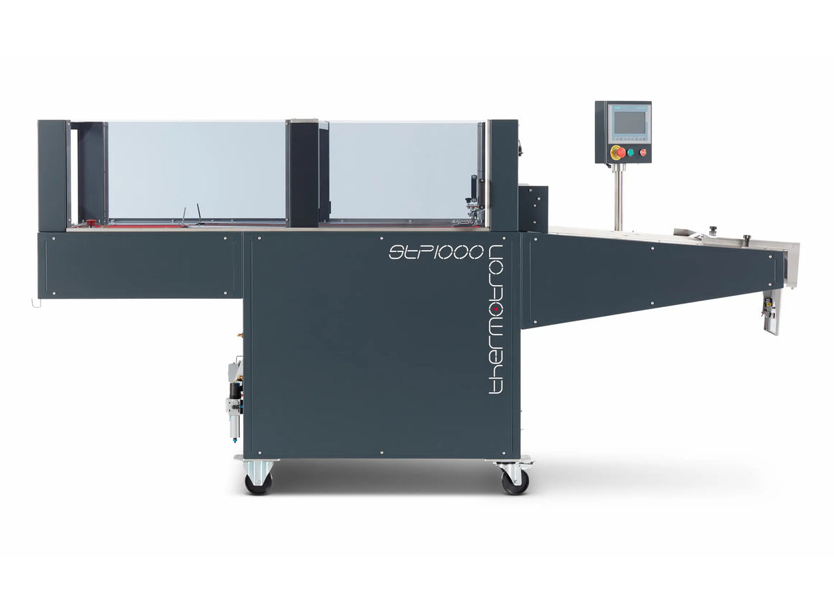 Vue latérale de la plieuse automatique STP1000 pour vêtements confectionnés, système industriel de pliage textile en un seul cycle.